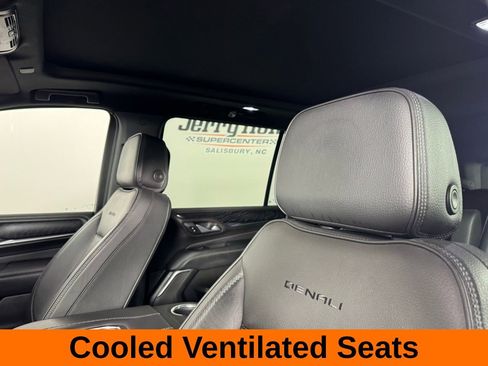 Used 2022 GMC Yukon XL Denali w/ Denali Premium Package image 13