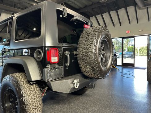 Used 2017 Jeep Wrangler Unlimited Rubicon w/ Connectivity Group image 9