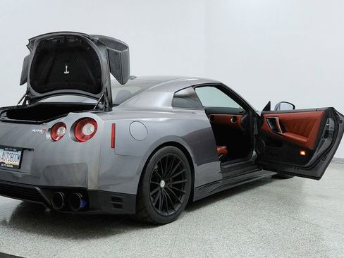 Used 2015 Nissan GT-R Premium image 11