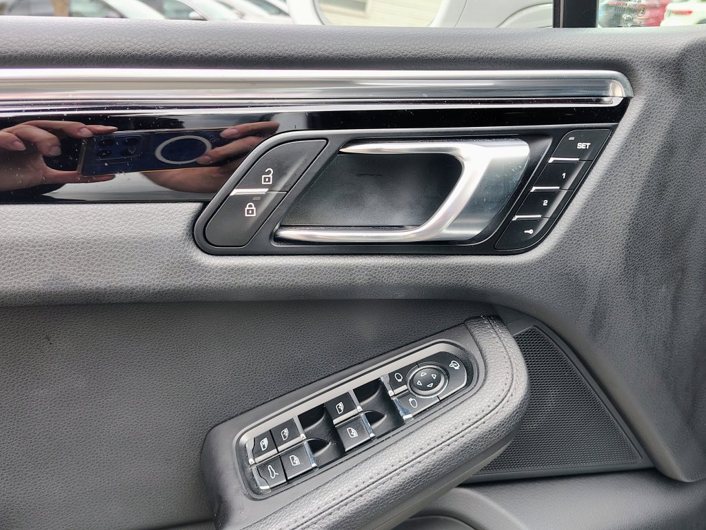 Used 2024 Porsche Macan AWD/4WD image 16