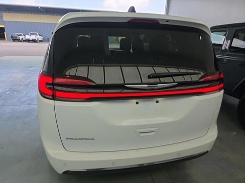 Used 2023 Chrysler Pacifica Touring-L FWD image 4