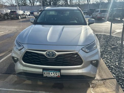 Used 2023 Toyota Highlander XLE image 6