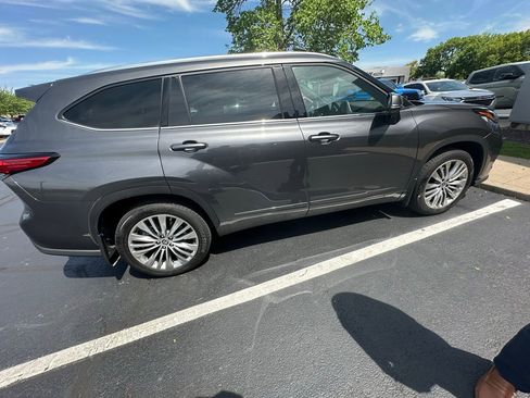 Used 2022 Toyota Highlander Platinum AWD/4WD image 6