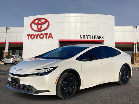 Used 2025 Toyota Prius Plug-In Hybrid image 1