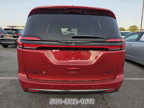 Used 2026 Chrysler Pacifica Limited w/ Uconnect Theater Family Group FWD image 3