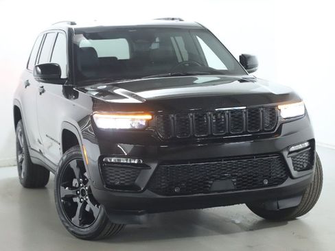 Used 2025 Jeep Grand Cherokee Limited w/ Luxury Tech Group II AWD/4WD image 2