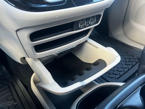 Used 2023 Chrysler Pacifica Touring-L FWD image 36