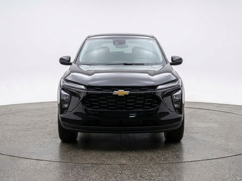 Used 2025 Chevrolet Trax LT FWD image 2