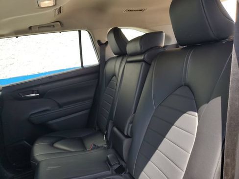 Used 2022 Toyota Highlander XLE AWD/4WD image 27