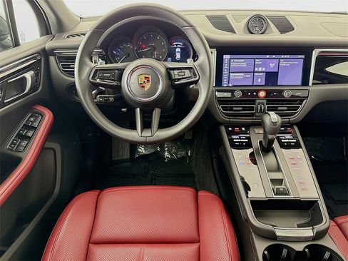 Used 2025 Porsche Macan image 25