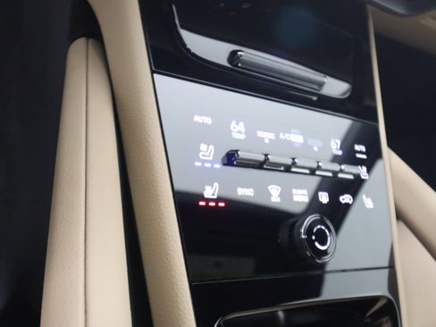 Used 2025 Porsche Cayenne image 23