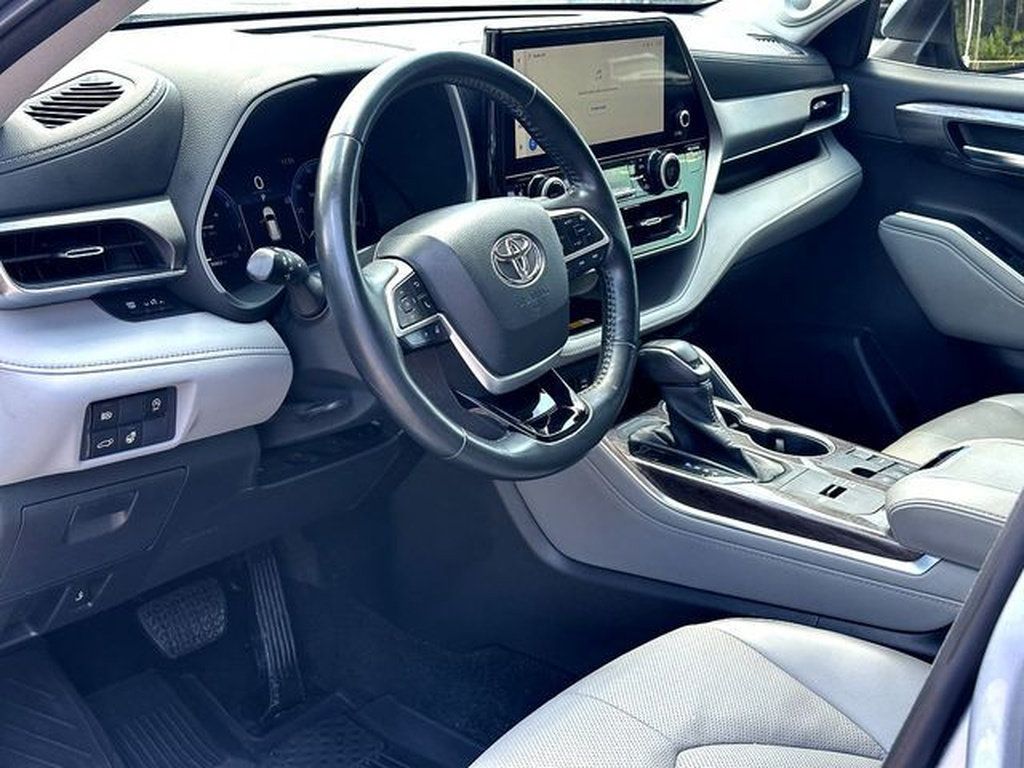 Used 2023 Toyota Highlander Limited FWD image 13