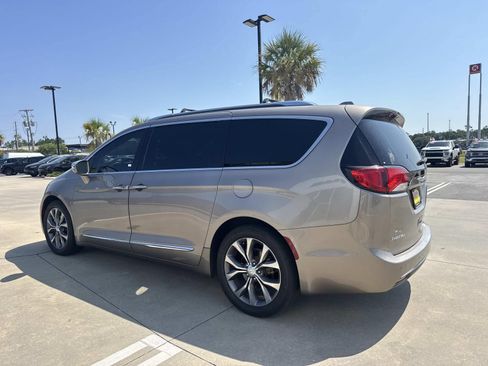 Used 2017 Chrysler Pacifica Limited FWD image 5