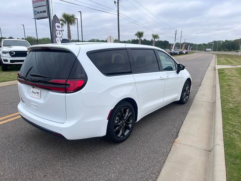 New 2026 Chrysler Pacifica Select image 3