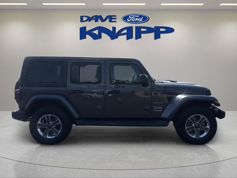 Used 2018 Jeep Wrangler Unlimited Sahara AWD/4WD image 8