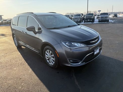 Used 2017 Chrysler Pacifica Touring-L image 7