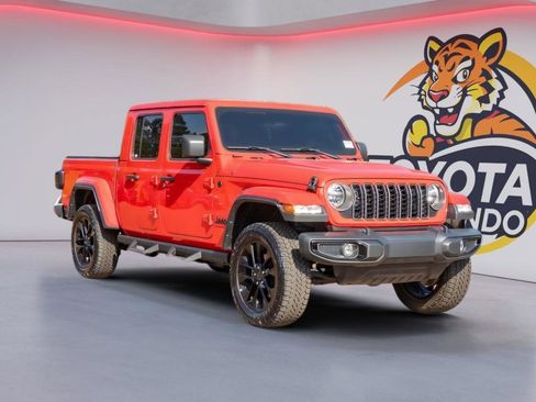 Used 2025 Jeep Gladiator Sport AWD/4WD image 3