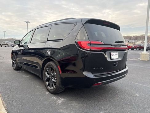 Used 2024 Chrysler Pacifica Touring-L w/ S Appearance Package image 8