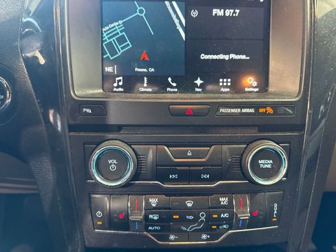 Used 2017 Ford Explorer XLT w/ Equipment Group 202A FWD image 21