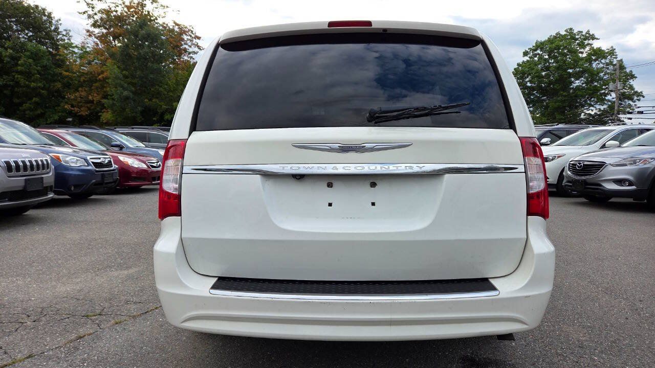 Used 2011 Chrysler Town & Country Touring FWD image 13