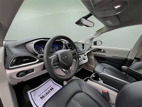 Used 2024 Chrysler Pacifica Touring-L image 39