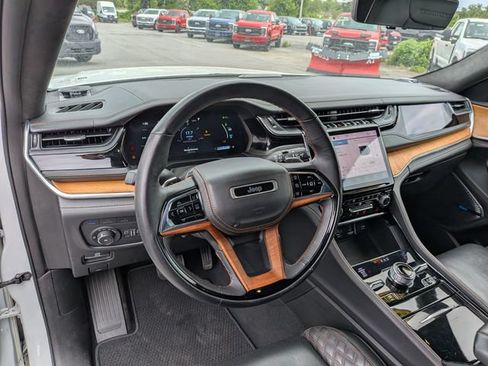 Used 2022 Jeep Grand Cherokee Summit AWD/4WD image 7
