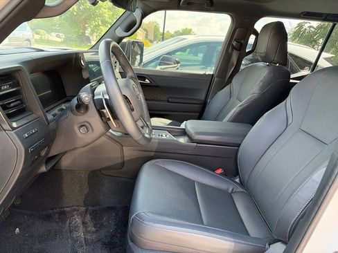 Used 2025 Lexus GX 550 w/ Cold Area Package AWD/4WD image 4