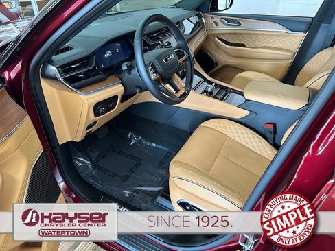 Used 2025 Jeep Grand Cherokee Summit AWD/4WD image 10