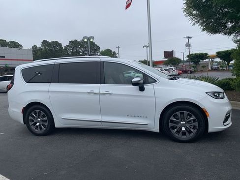 Used 2023 Chrysler Pacifica Pinnacle FWD image 9
