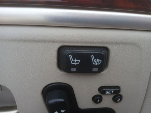 Used 2003 Lincoln Town Car Signature image 51