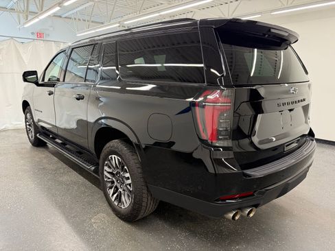 Used 2025 Chevrolet Suburban Z71 image 3
