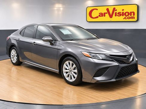 Used 2020 Toyota Camry SE FWD image 1