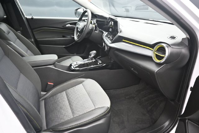Used 2025 Chevrolet Trax LT FWD image 20