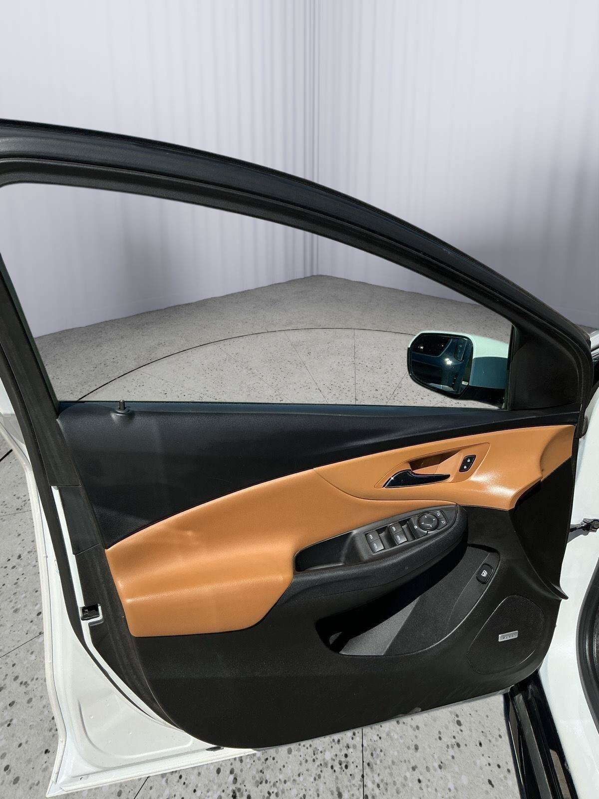 Used 2018 Chevrolet Volt Premier w/ Driver Confidence Package FWD image 17