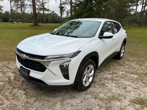 Used 2024 Chevrolet Trax LS w/ LS Convenience Package FWD image 1