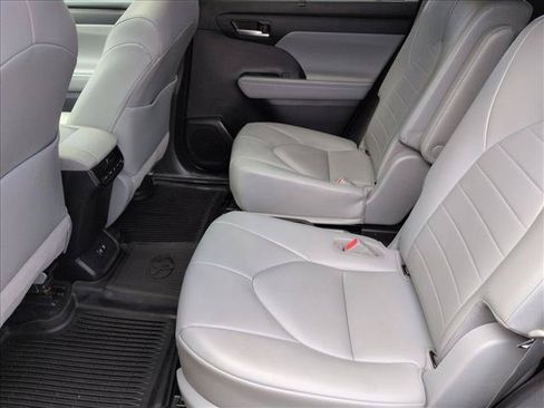 Used 2021 Toyota Highlander XLE AWD/4WD image 20