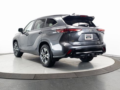 Certified 2024 Toyota Highlander XLE image 10