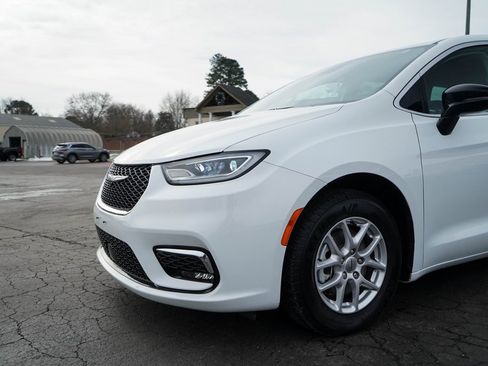 Used 2024 Chrysler Pacifica Touring-L image 27