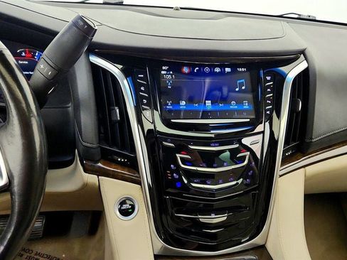 Used 2018 Cadillac Escalade ESV Premium Luxury AWD/4WD image 18