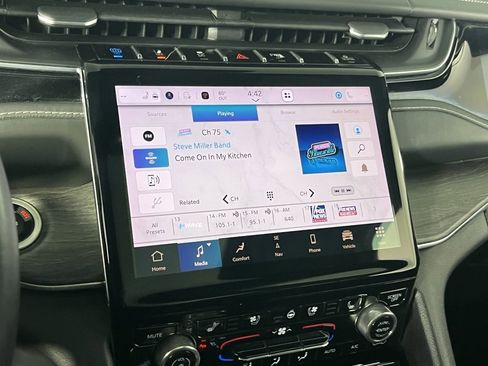 Used 2022 Jeep Grand Cherokee Overland w/ Advanced Protech Group III image 16