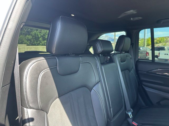 Used 2023 Jeep Grand Cherokee Altitude AWD/4WD image 19
