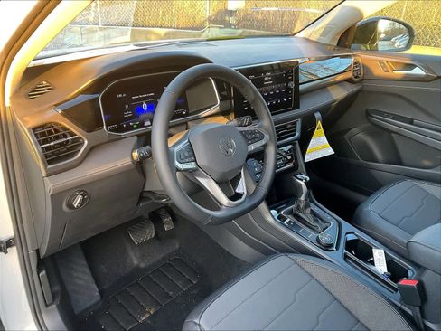 New 2026 Volkswagen Taos SE image 9