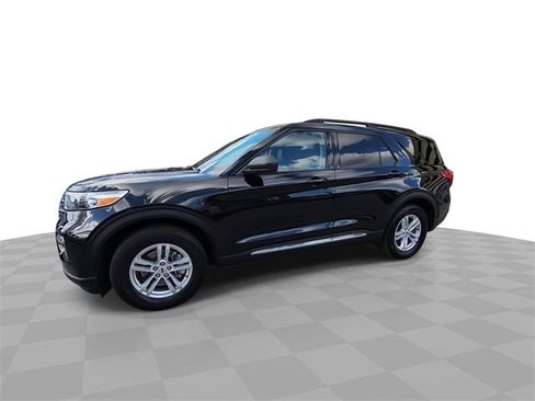 Used 2023 Ford Explorer XLT w/ Equipment Group 202A image 4