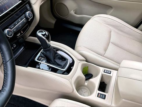 Used 2018 Nissan Rogue SL w/ Premium Package image 17