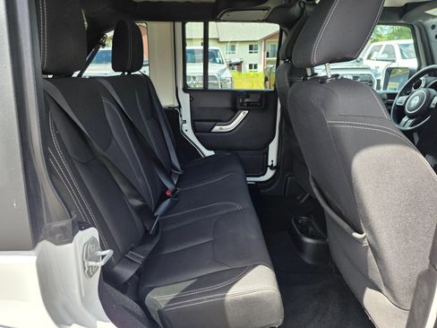 Used 2018 Jeep Wrangler Unlimited Sahara w/ Connectivity Group AWD/4WD image 22