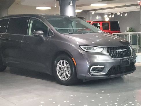 Used 2023 Chrysler Pacifica Touring-L FWD image 3