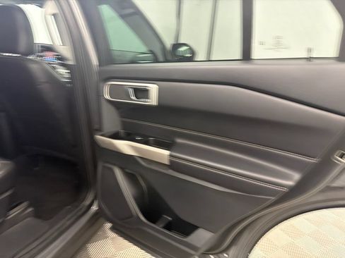 Used 2022 Ford Explorer XLT w/ Equipment Group 202A AWD/4WD image 17