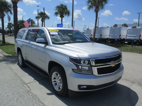 Used 2018 Chevrolet Suburban LT RWD image 1