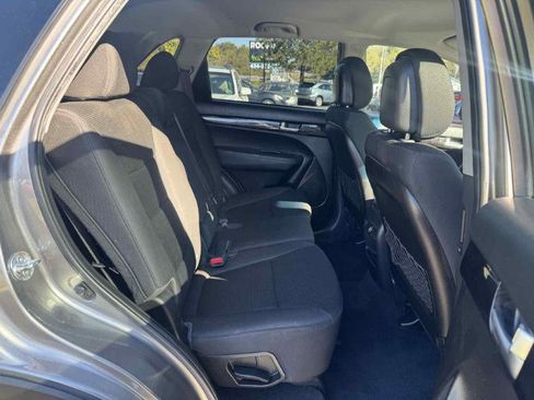 Used 2014 Kia Sorento LX image 16