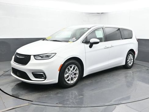 Used 2023 Chrysler Pacifica Touring-L FWD image 7